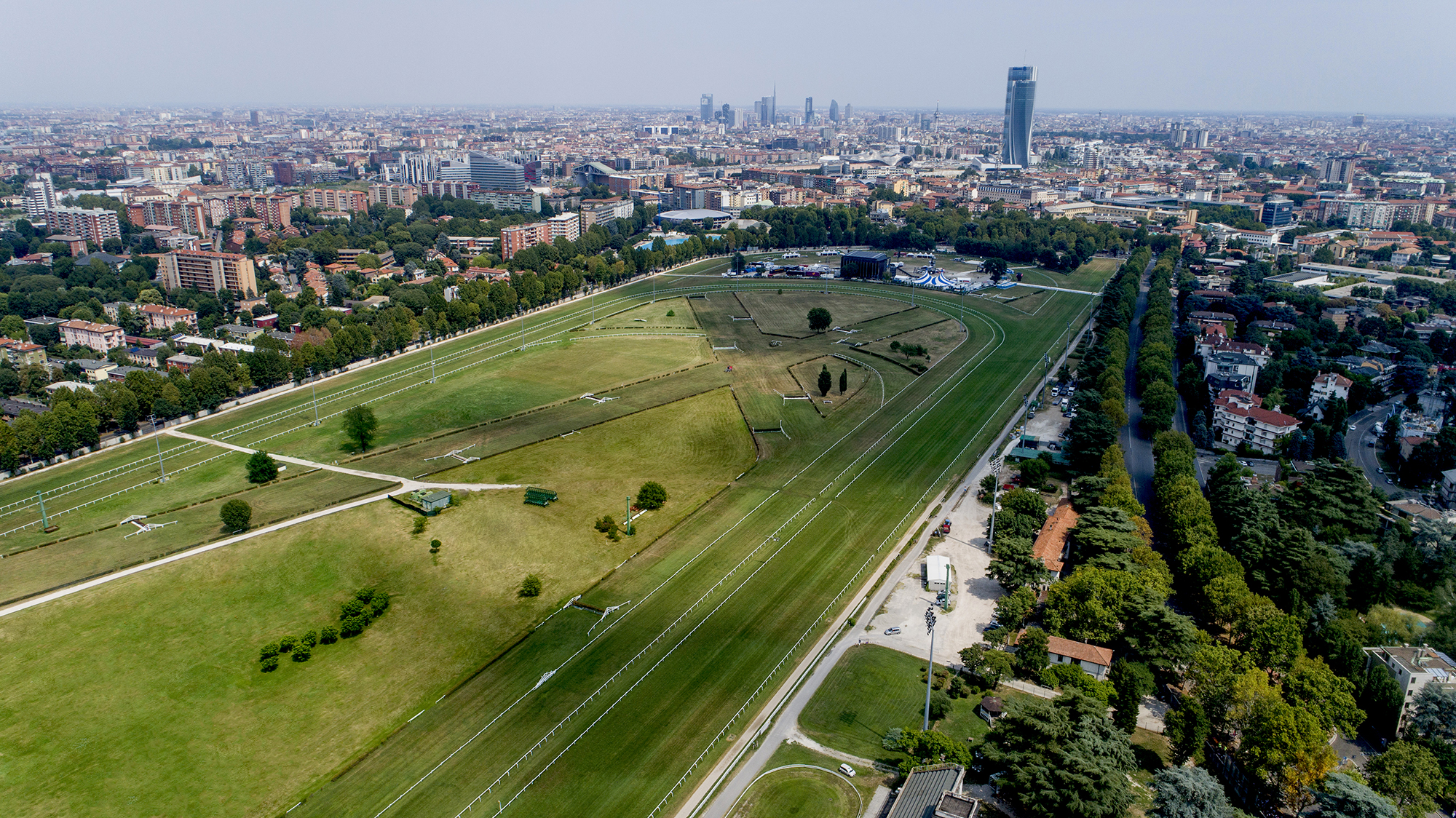 Milano, l’ippodromo, un concorso: il sogno e le passioni
