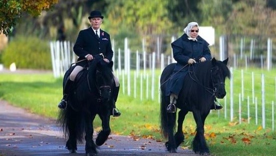 Elisabetta II è sempre in sella: God save the Queen, e anche i suoi pony Fell