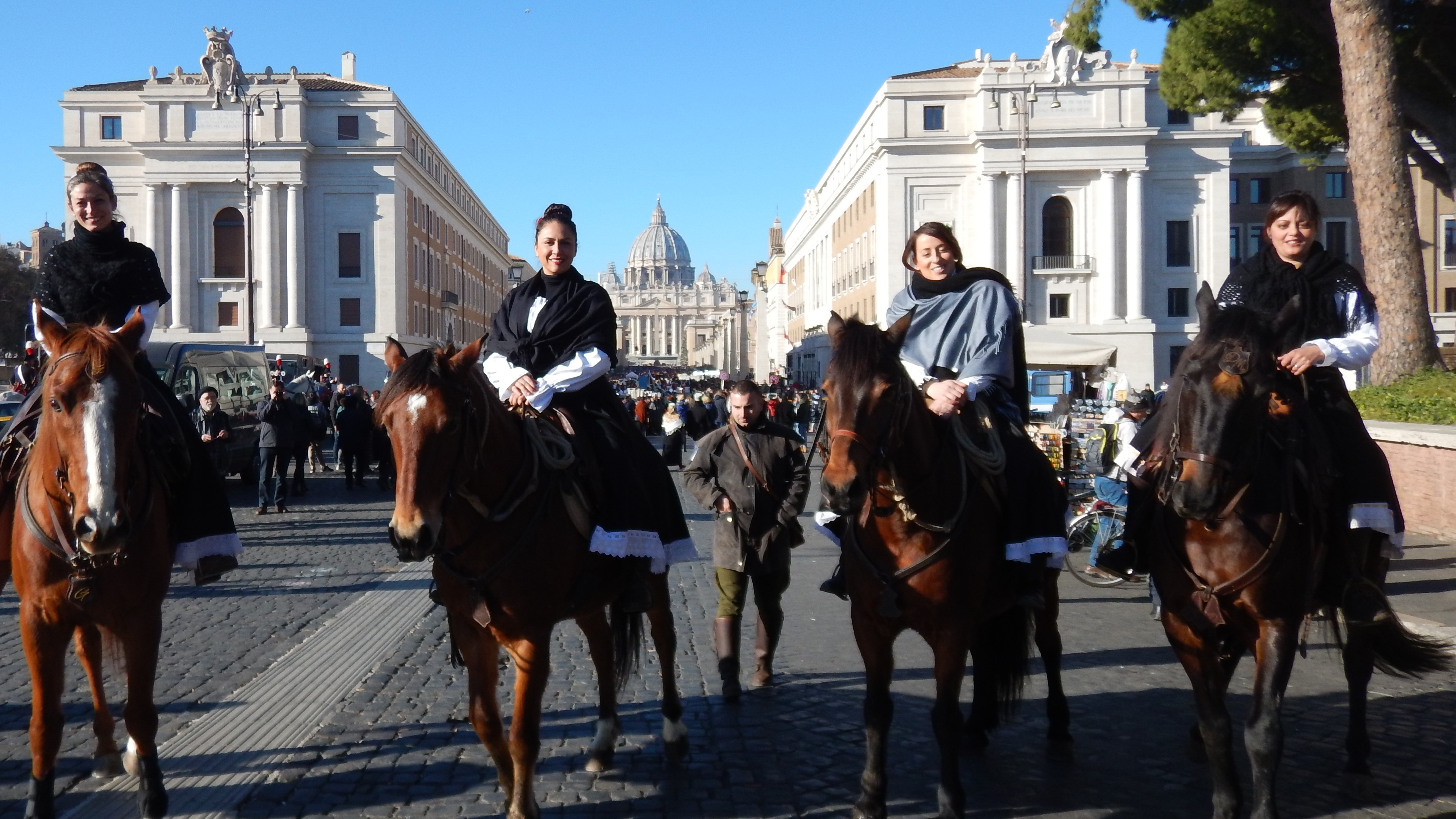 Roma: al corteo di Viva la Befana cavallo Tolfetano protagonista