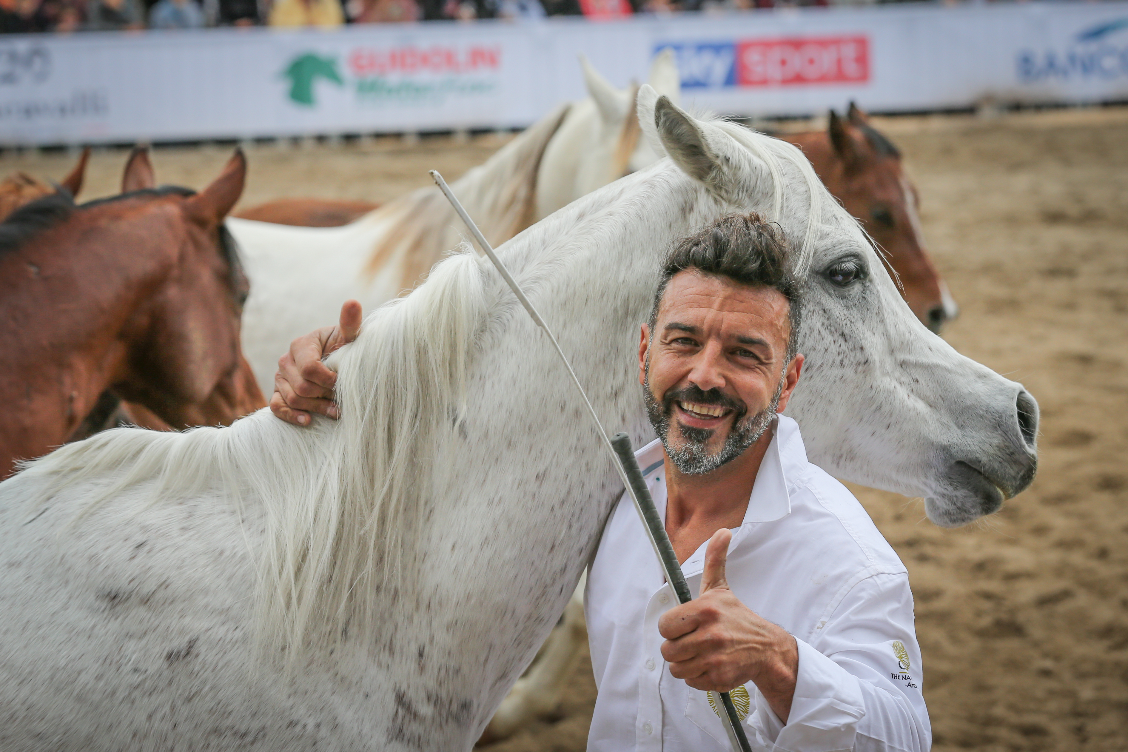 Christian Da Pos, che vive nel branco con i suoi cavalli