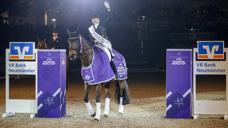 Jessica von Bredow-Werndl (GER) in sella a TSF Dalera BB, binomio vincitore della FEI Dressage World Cup™ 2020 - Neumünster (GER) © FEI/Stefan Lafrentz