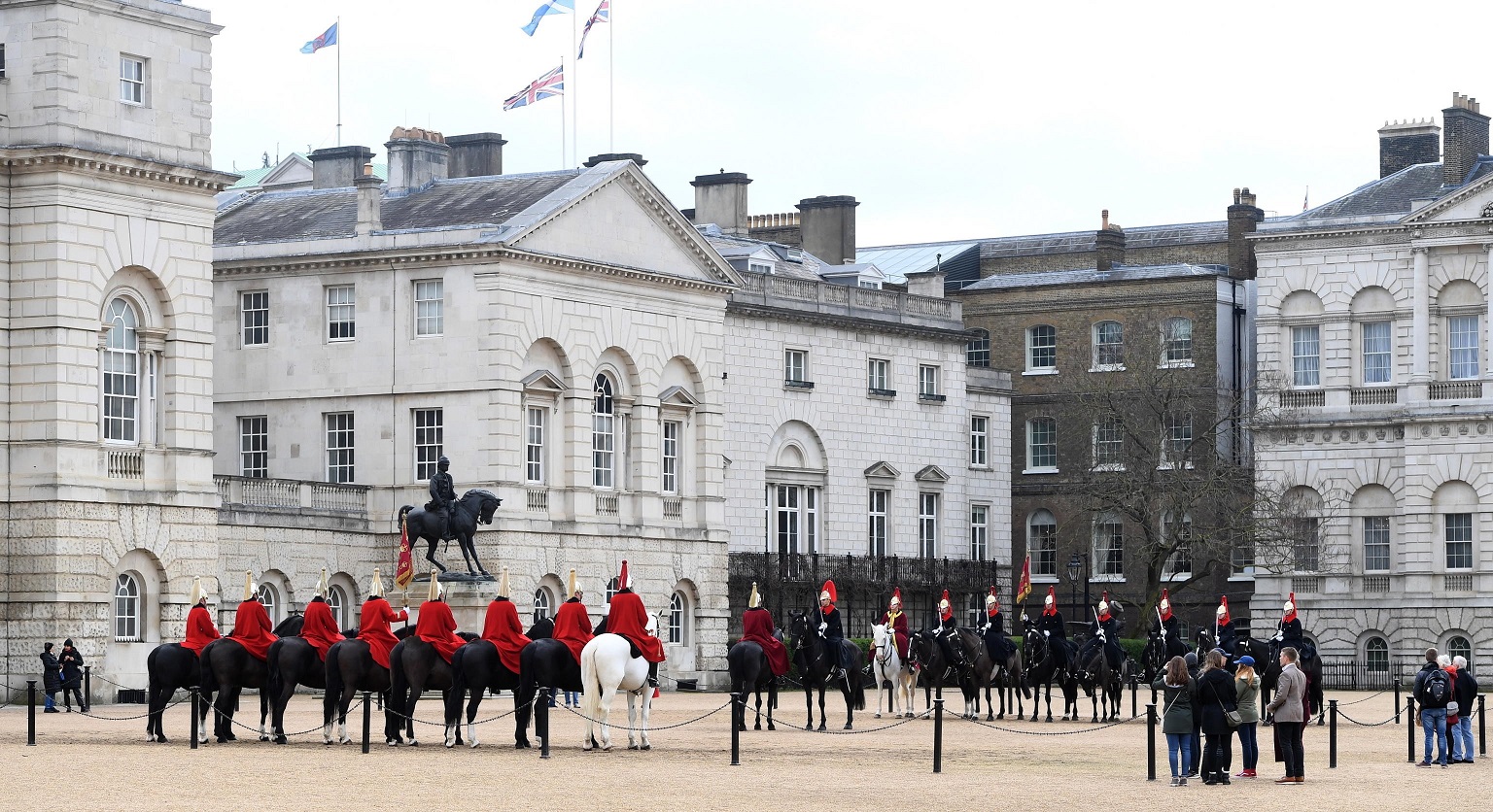Londra: il cambio della guardia è per pochi intimi, più cavalli che persone a Buckingham Palace