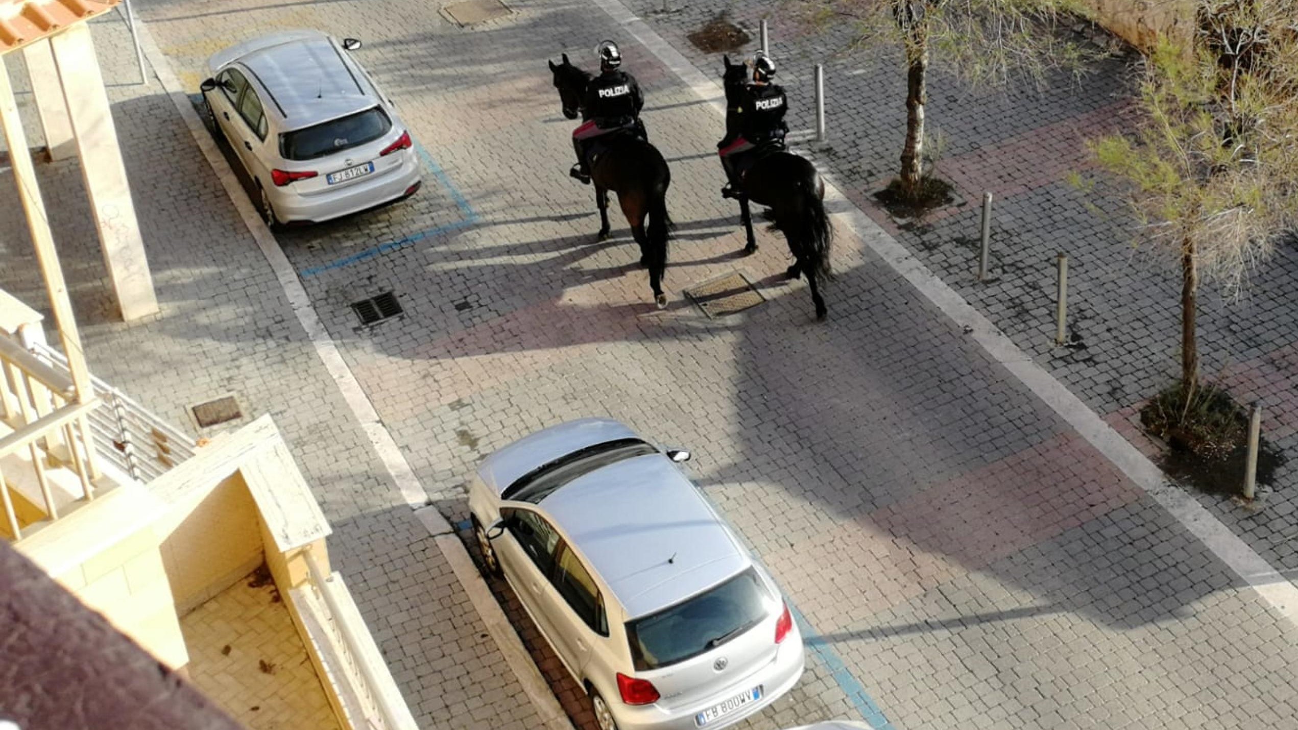 Roma: pattuglia a cavallo della Polizia arresta un ricercato