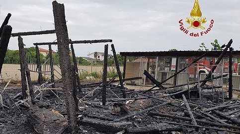 Quattro cavalli morti in un incendio a Eraclea, ustionati i proprietari che hanno tentato di salvarli