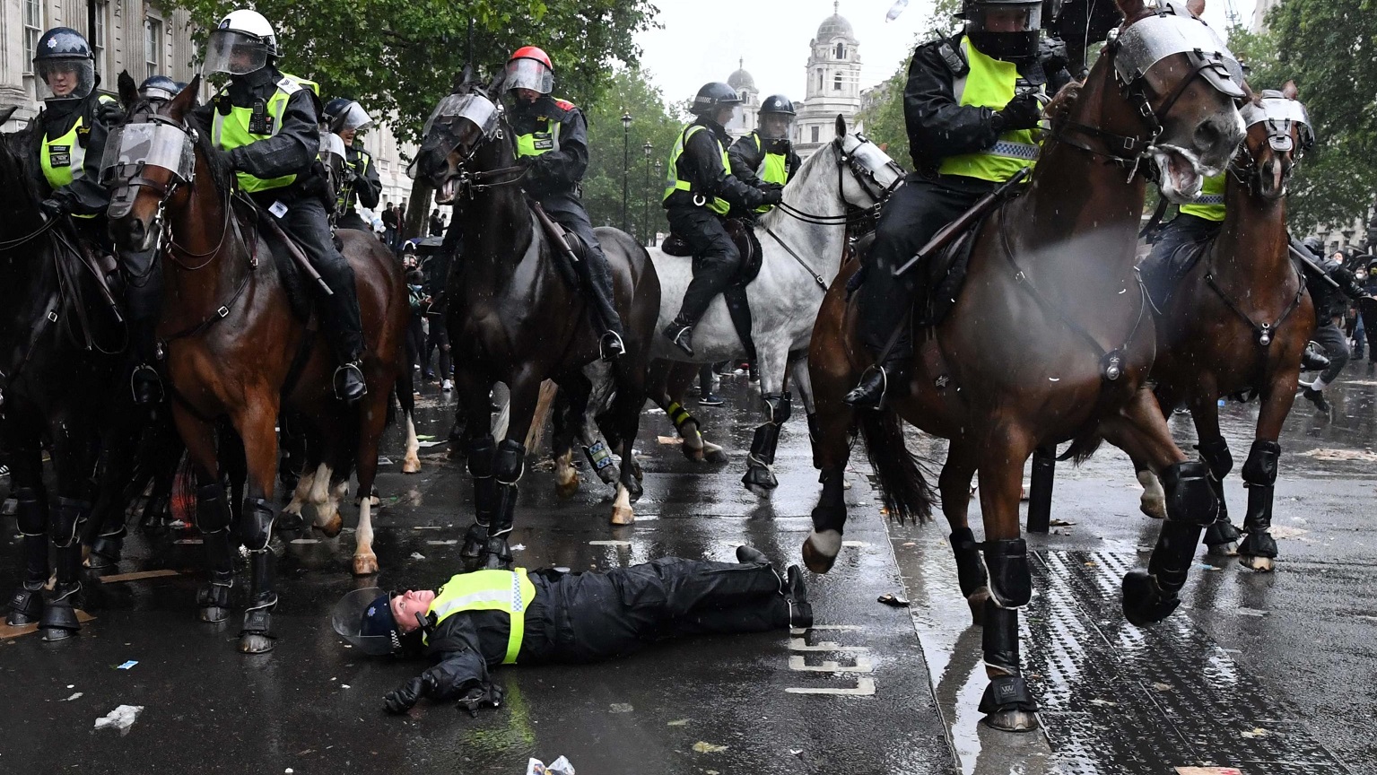 Londra: tra gli agenti della polizia a cavallo un ferito grave