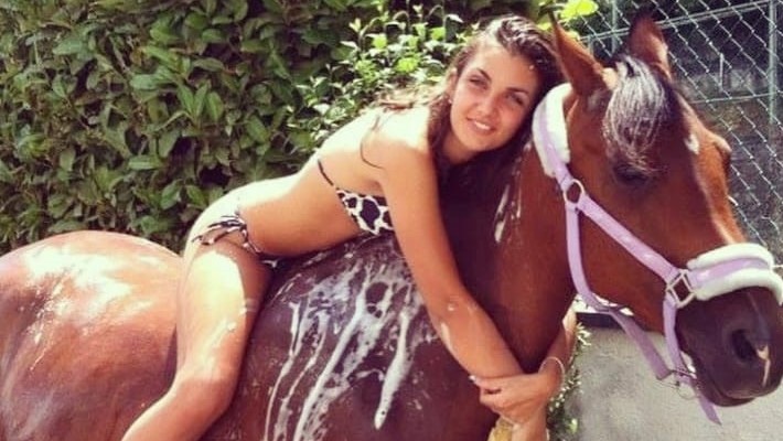 Lolita non c’è più: Elettra piange la sua cavalla del cuore