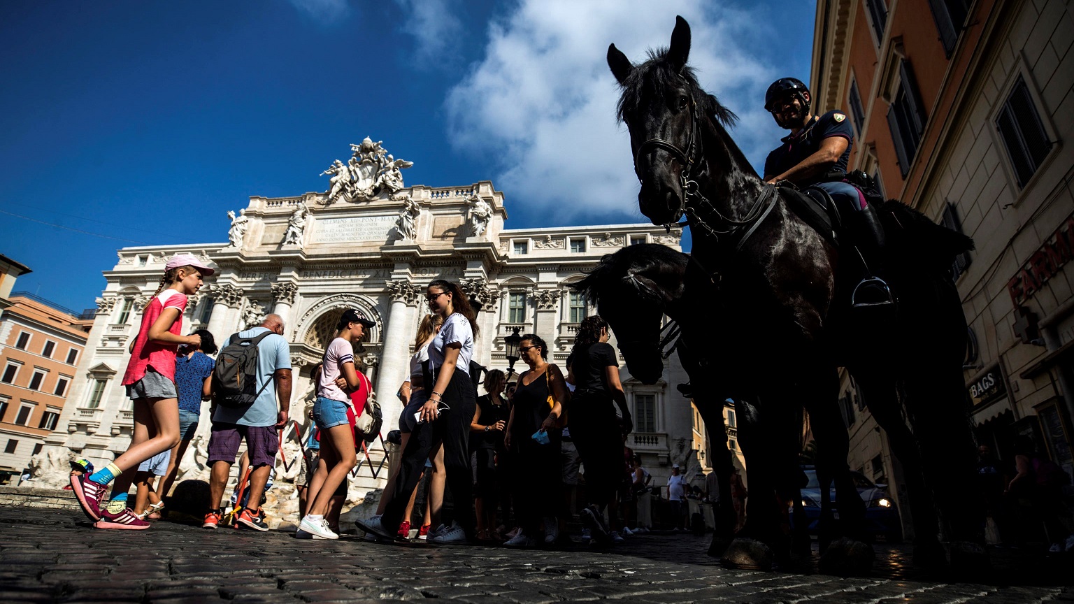 Roma: Polizia (anche) a cavallo per i controlli anti-Covid