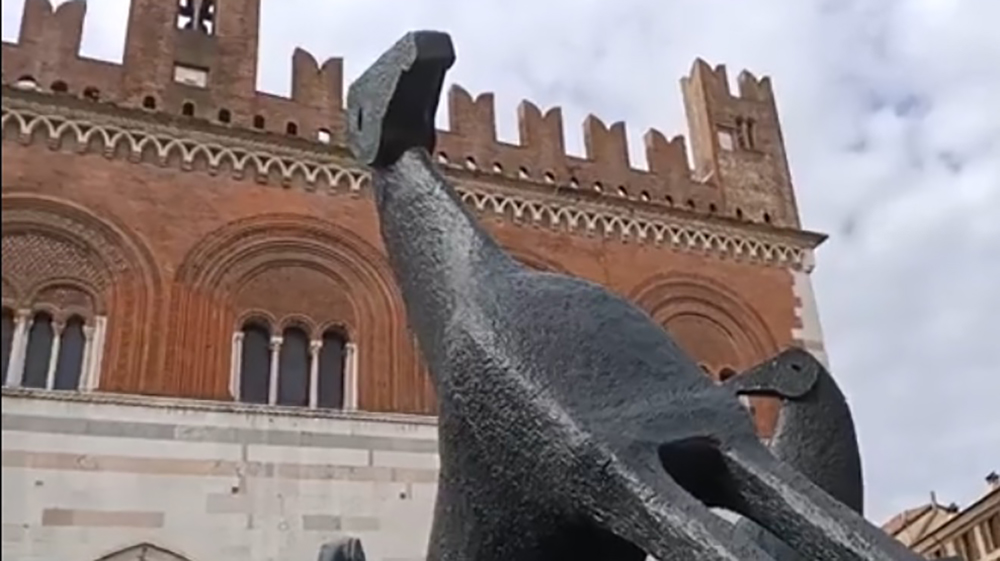 Cavalli ‘trattenuti’ in piazza a Piacenza