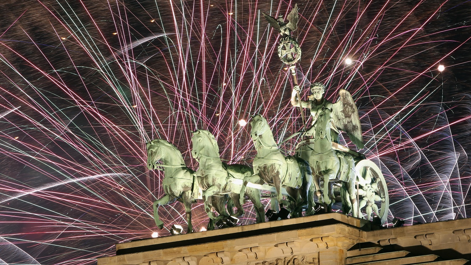 Capodanno: 13 consigli (+1) per la notte più scoppiettosa che c’è