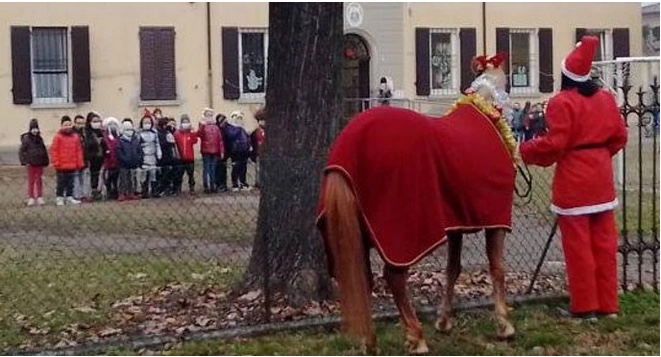 Festa nel ferrarese: Babbo Natale arriva a scuola a cavallo