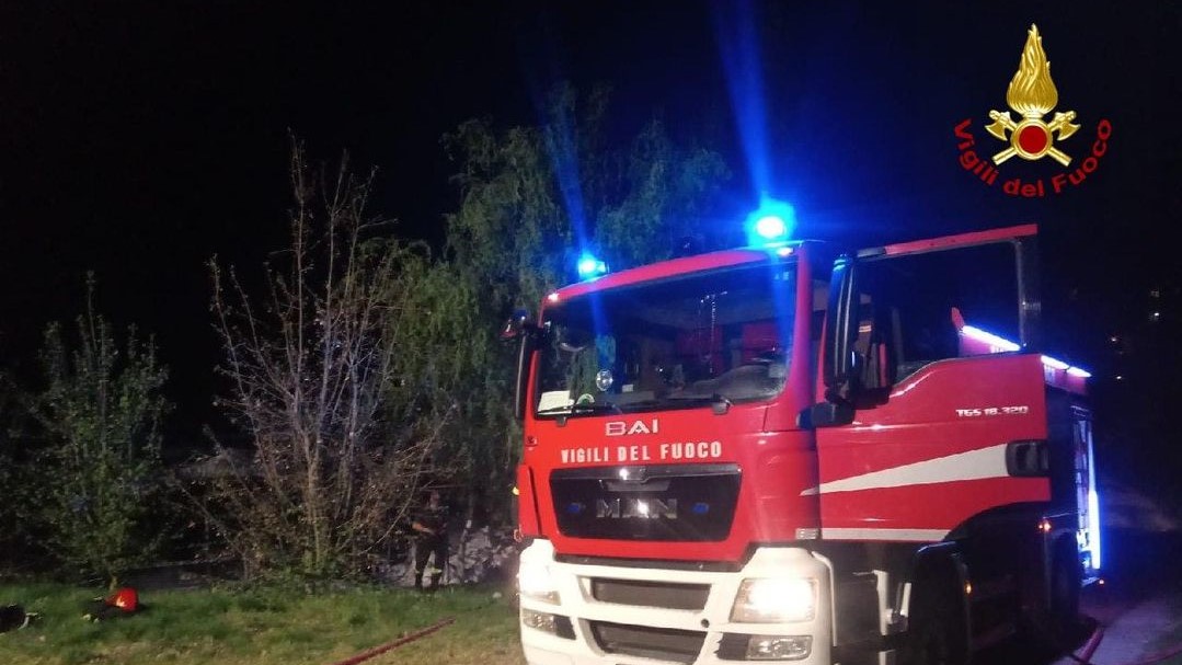 Scuderia in fiamme nel bolognese, un cavallo ustionato