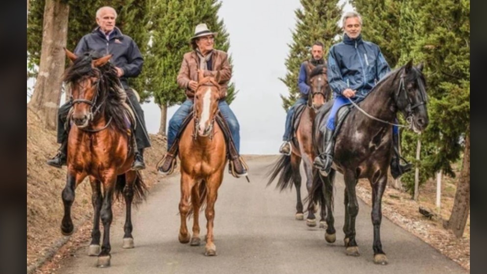Andrea Bocelli, pellegrino a cavallo