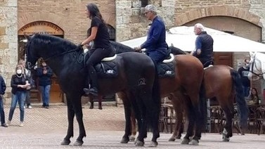 Il pellegrinaggio a cavallo di Andrea Bocelli tocca San Gimignano