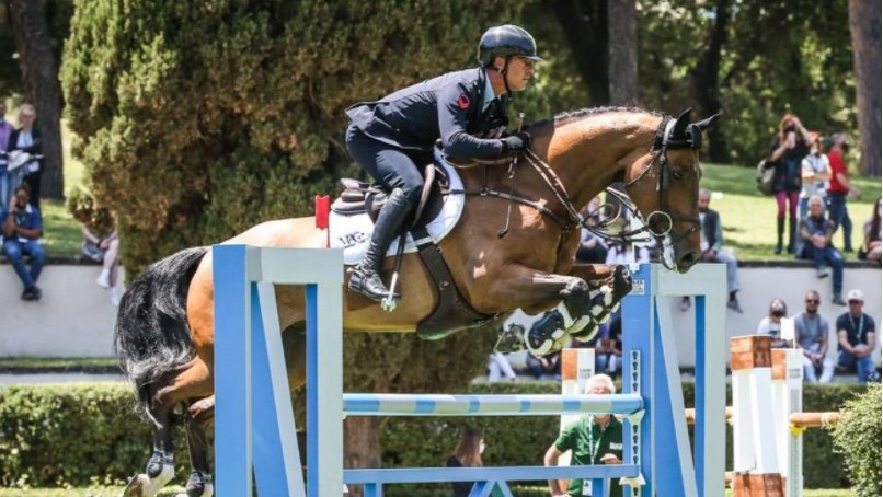 Dieci  bandiere in campo al Milano San Siro Jumping Cup