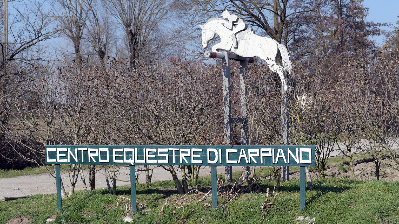 Carpiano: sta meglio la 17enne colpita al volto da un cavallo