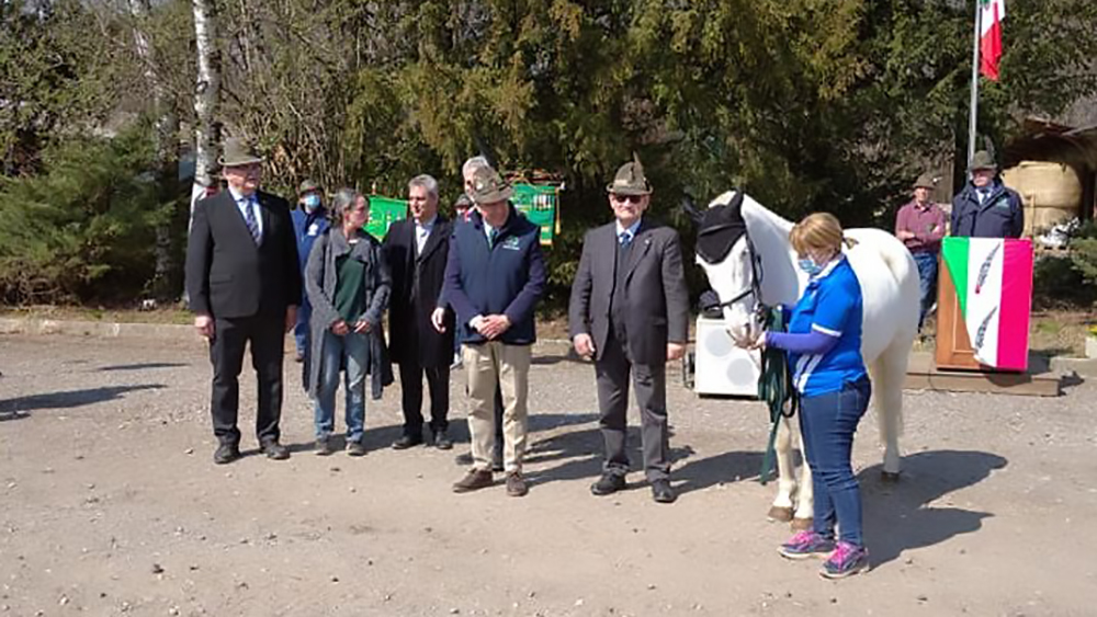 L’Agres riceve un cavallo in dono dagli Alpini