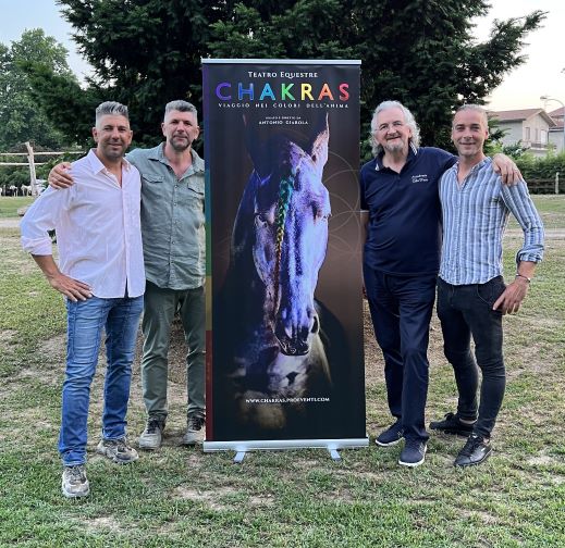  Alex e Pier Giona (a sinistra), il regista Antonio Giarola e Rudj Bellini (a destra)