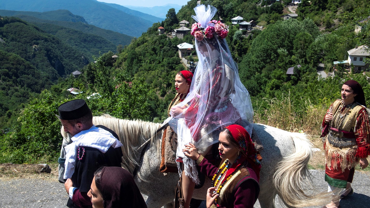 Macedonia del Nord: che se guardi bene c’è la sposa, e anche il cavallo