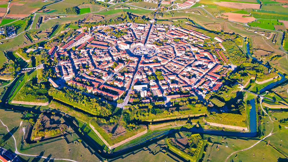 Palmanova: in sella lungo le mura della città stellata