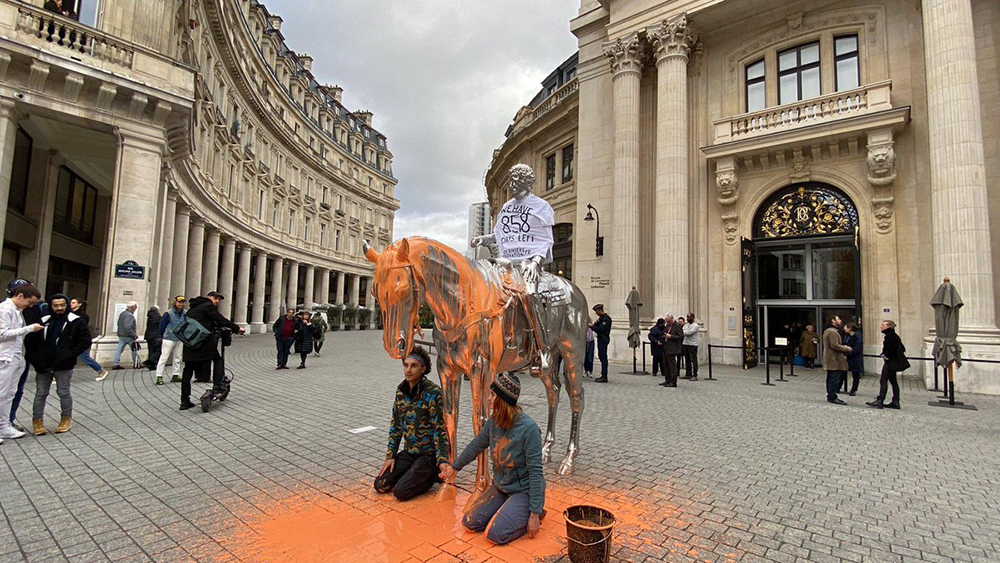 Horse and Rider: il monumento si tinge di arancione