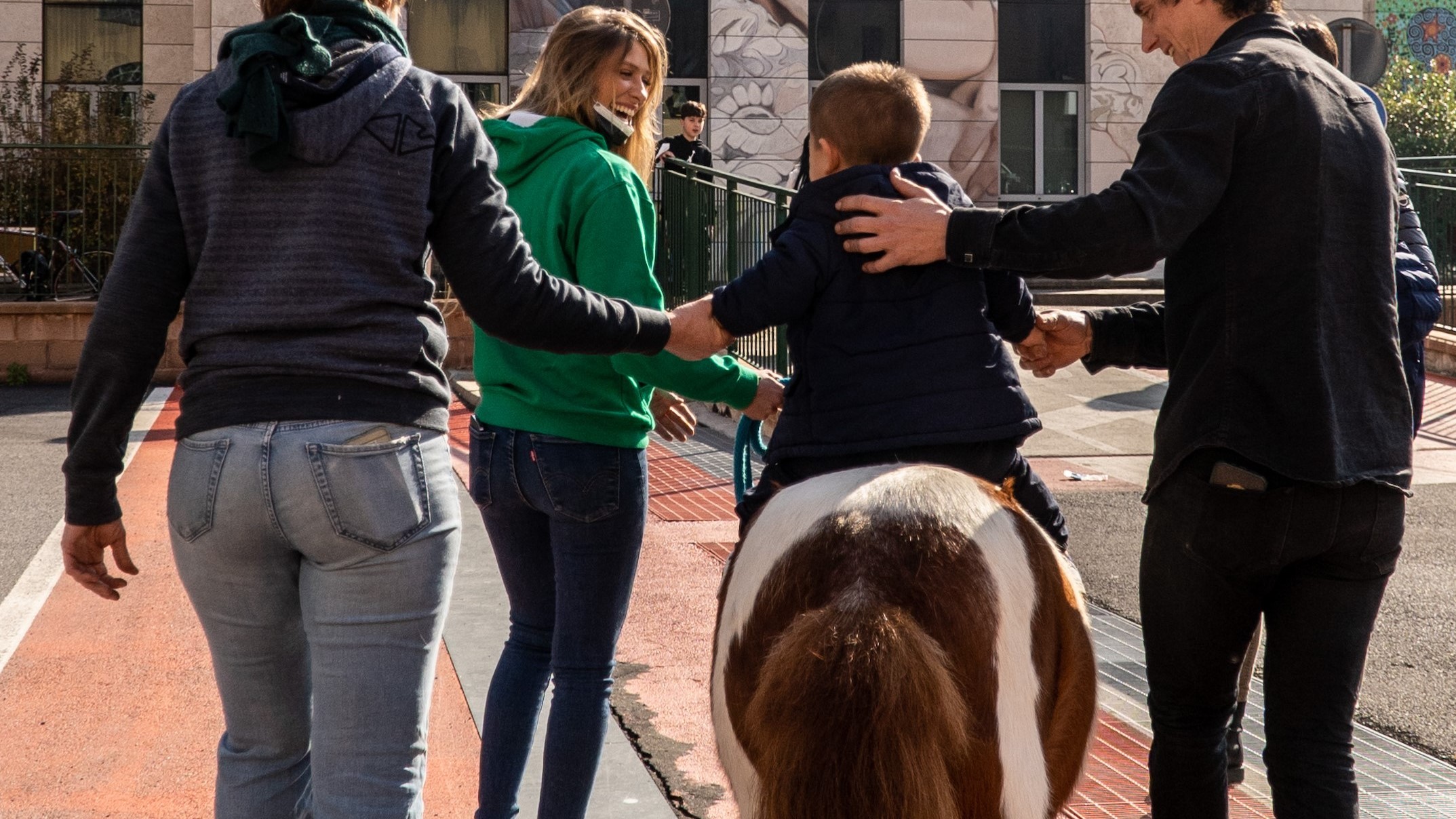 Il pony Arturo di Progetto Islander con i bambini del Gaslini di Genova!
