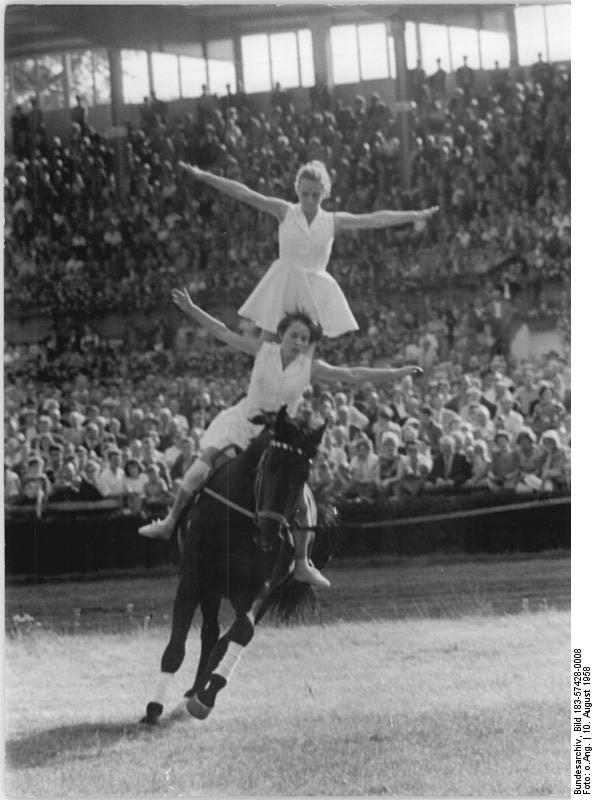 Bundesarchiv Bild 183 57428 0008 Berlin Reitturnier Voltigieren