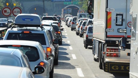 Van per il trasporto cavalli si ribalta in A1: tutti salvi