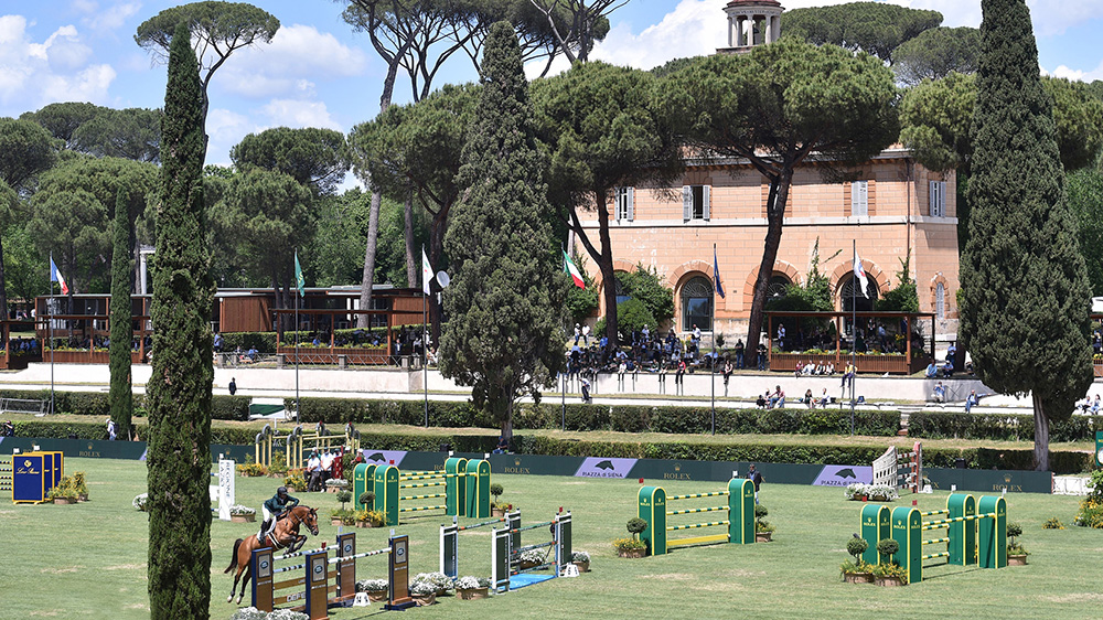 Aston Martin a Piazza di Siena