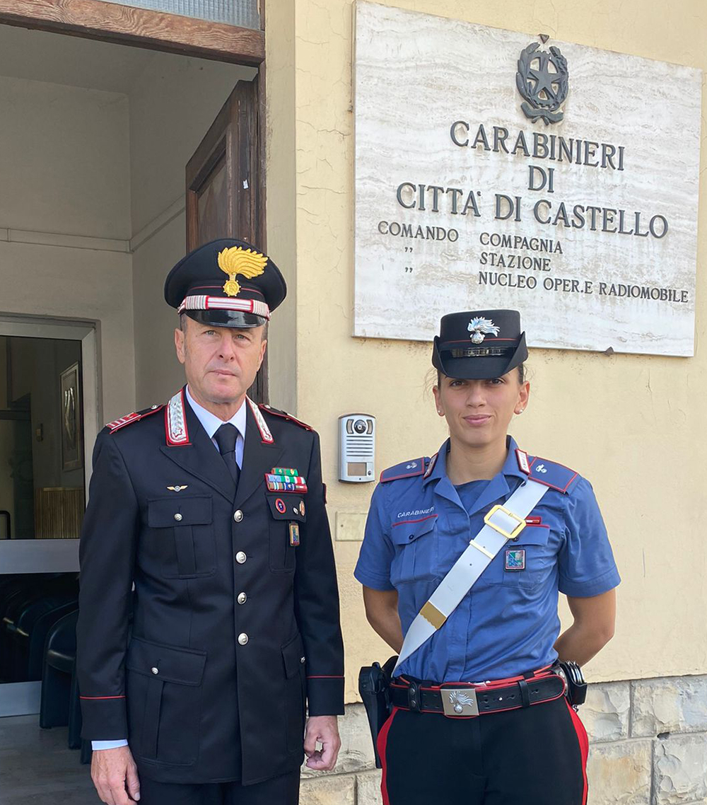 Luogotetente Fabrizio Capalti con una militare in servizio alla Compagnia dei Carabinieri di Città di Castello
