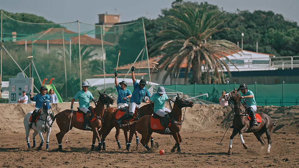 L’arena polo in vetrina a Marina di Pietrasanta