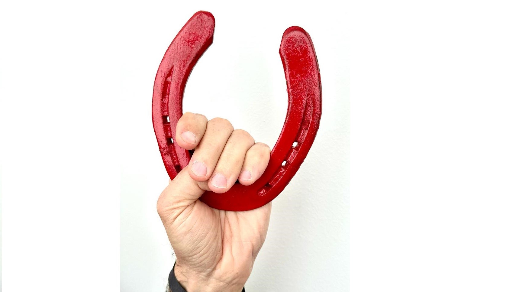 25 novembre, contro la violenza sulle donne anche un ferro di cavallo: rosso