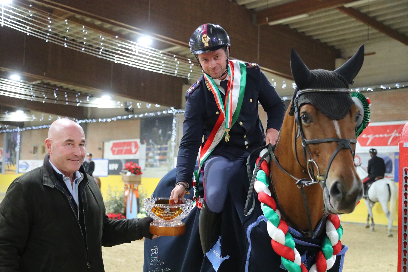 federico Ciriesi riceve la coppa QN Resto del Carlino da Andrea Riffeser Monti
