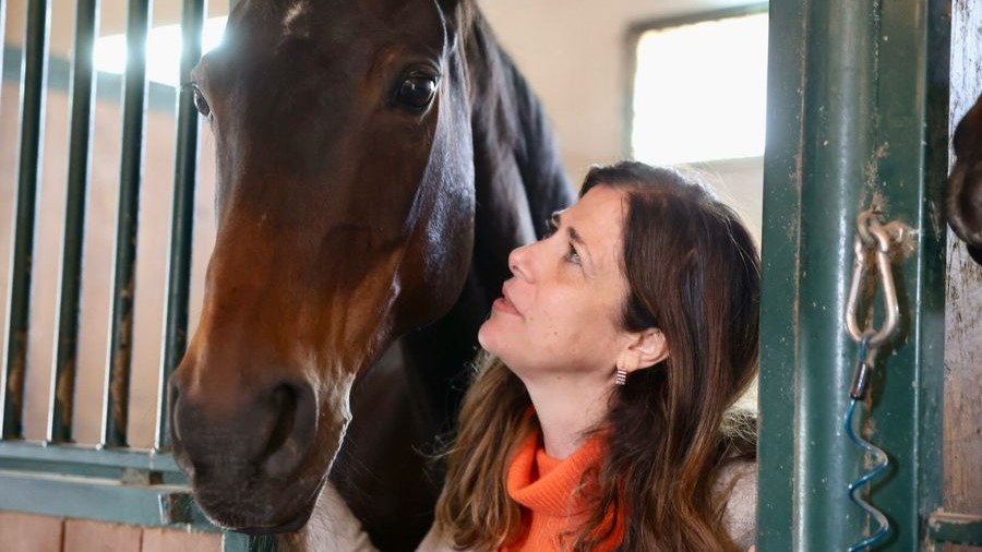 Alessandra Todde: tra i cavalli per vincere in Sardegna