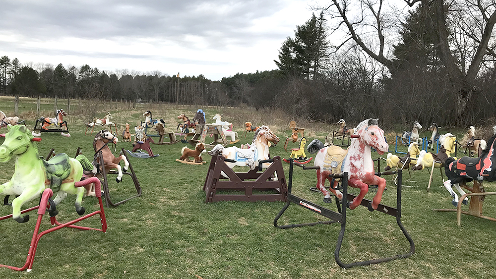 Ponyhenge: il club dei cavalli a dondolo