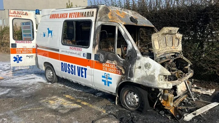 A fuoco l’autoambulanza che salva gli animali: diamo una mano?