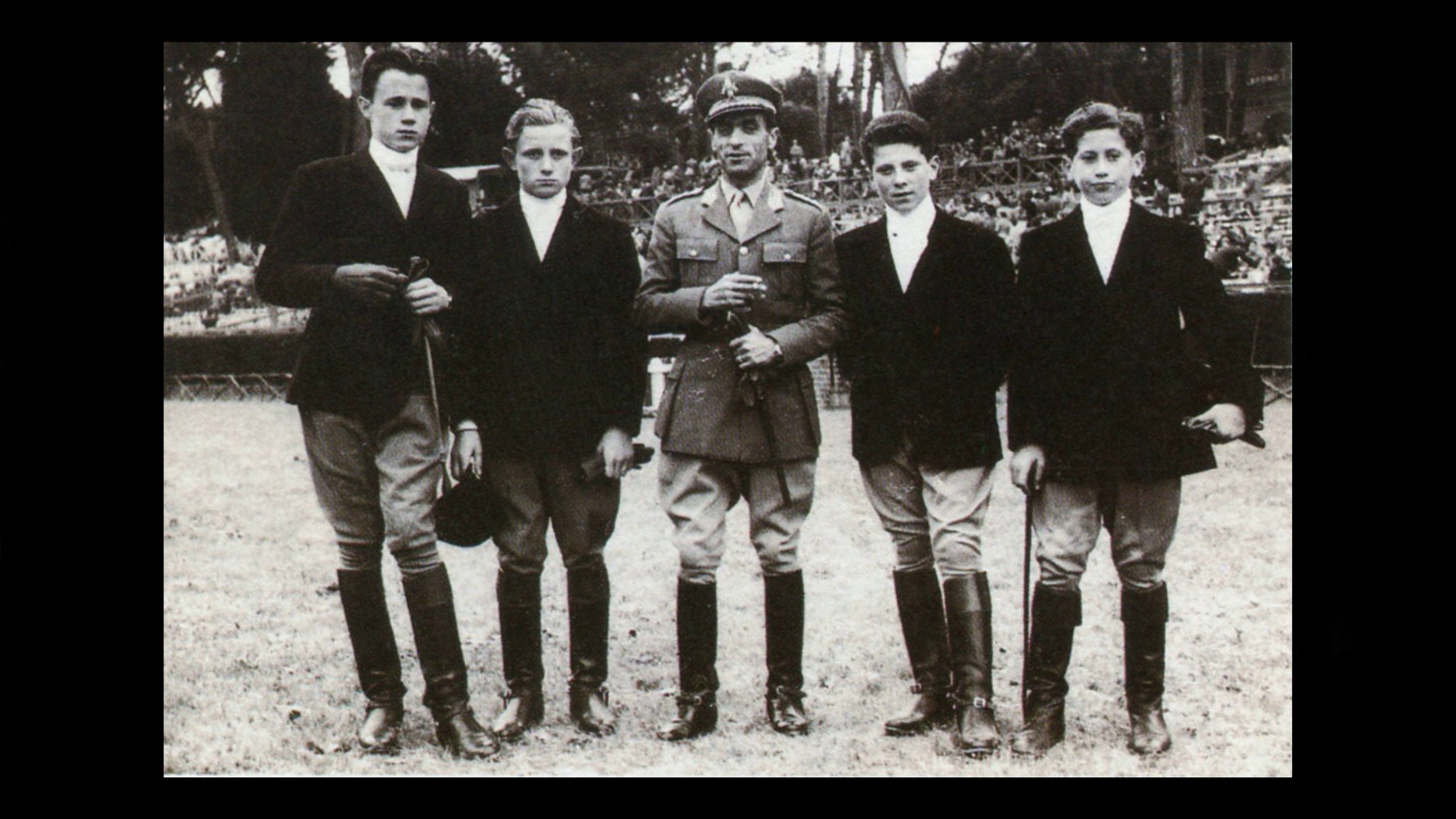 Quattro ragazzi in Piazza di Siena