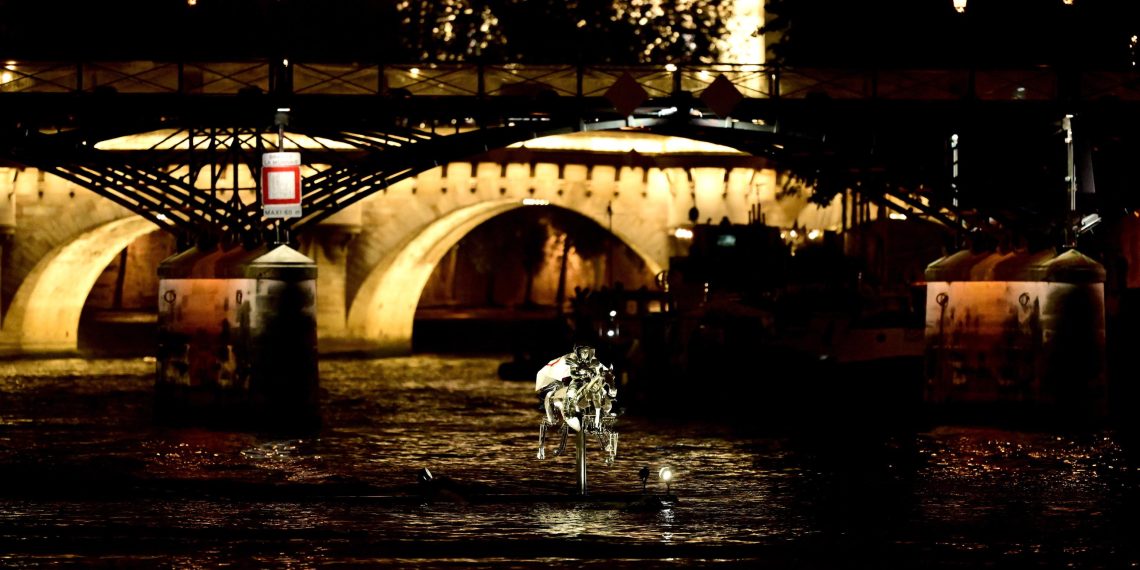 Lo spirito olimpico e la Dea Sequana galoppano sulla Senna