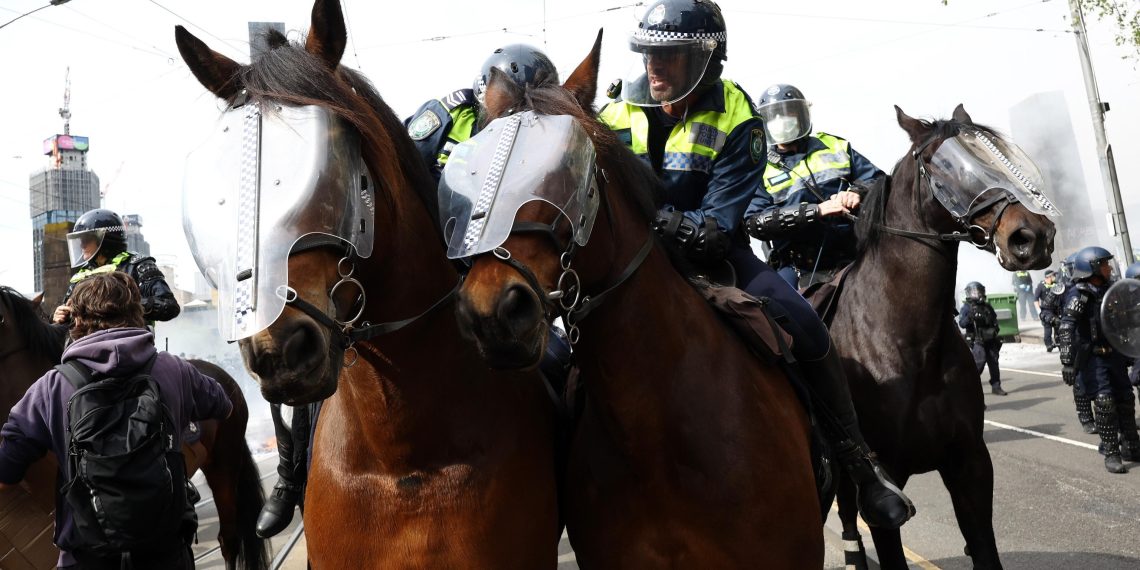 Australia: manifestanti contro la guerra picchiano i cavalli della Polizia