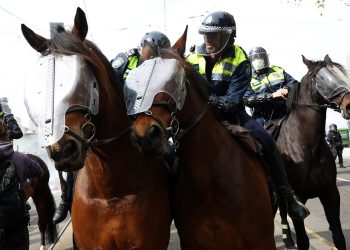 Australia: manifestanti contro la guerra picchiano i cavalli della Polizia