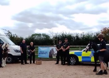 Polizia in pattuglia con capezza e lunghina