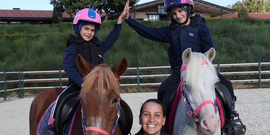 Vittoria e Costanza: il diavolo, l’acqua santa e…i pony!