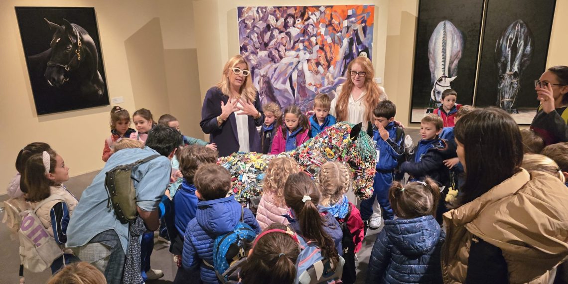 La prima sala di Cavalli d'Autore 2024, Ilaria Di Meo e Sandra Petreni con una scolaresca - foto Elena Conti