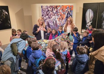 La prima sala di Cavalli d'Autore 2024, Ilaria Di Meo e Sandra Petreni con una scolaresca - foto Elena Conti