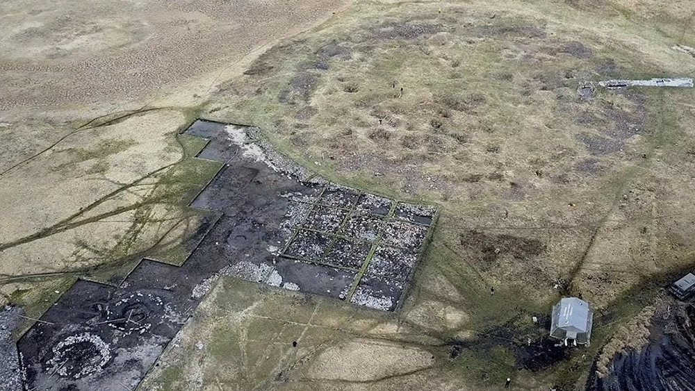 burial mound with sacrificed horses in siberia 1 copia