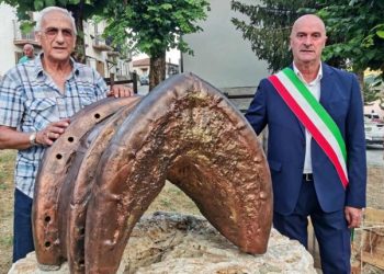 Giulio Gino Di Giacomo e il SIndaco di Sante Marie, Lorenzo Berardinetti il giorno dell'inaugurazione del monumento, da Confine Live