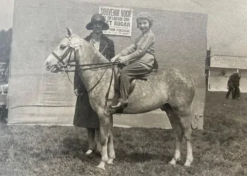 Elizabeth Breton, che a 100 anni è ancora in sella