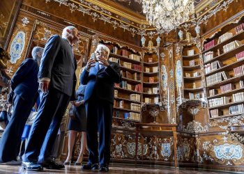 Carlo e Camilla nella biblioteca delle regine: per lei, libri di cavalli