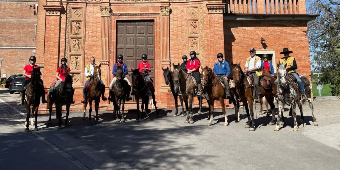 Sulla Via Romea Germanica in sella, con lo sfondo del Trasimeno