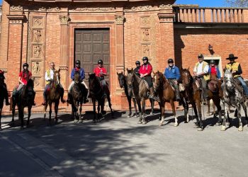 Sulla Via Romea Germanica in sella, con lo sfondo del Trasimeno