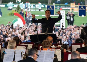 Piazza di Siena: si parte con la musica e la sfilata del Polo